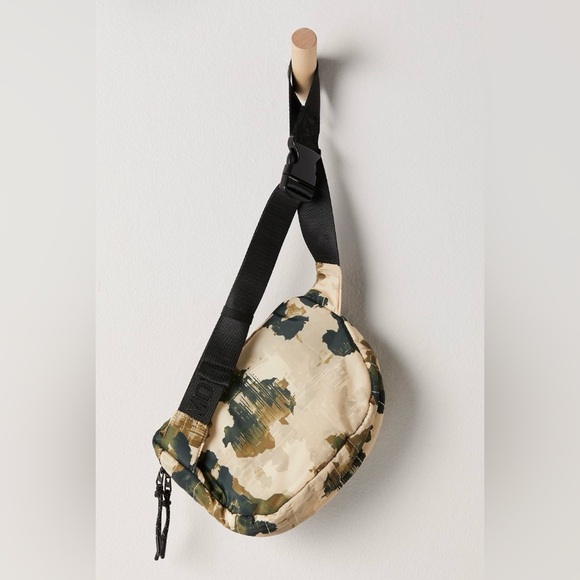 Free People Movement Quilted Print Sling Bag Camo NEW - Picture 3 of 17